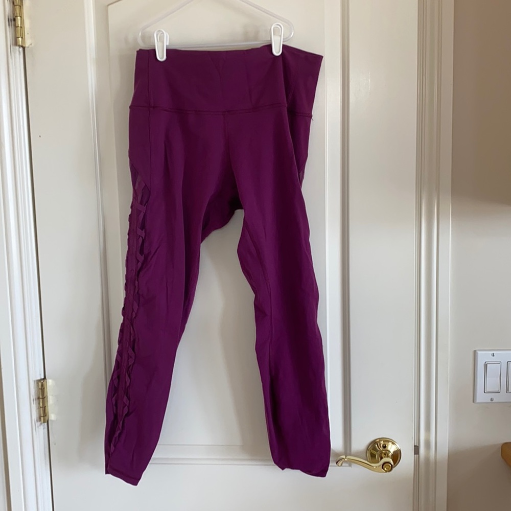 Used magenta Lululemon size 10 leggings 7/8 length